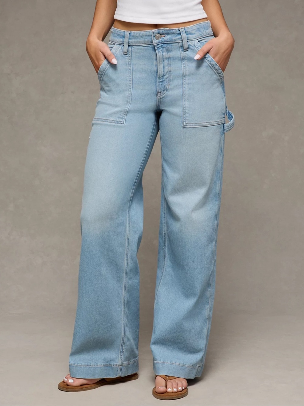 American Eagle AE Super High-Waisted Baggy Wide-Leg Cargo Jean Size 2 Light Wash